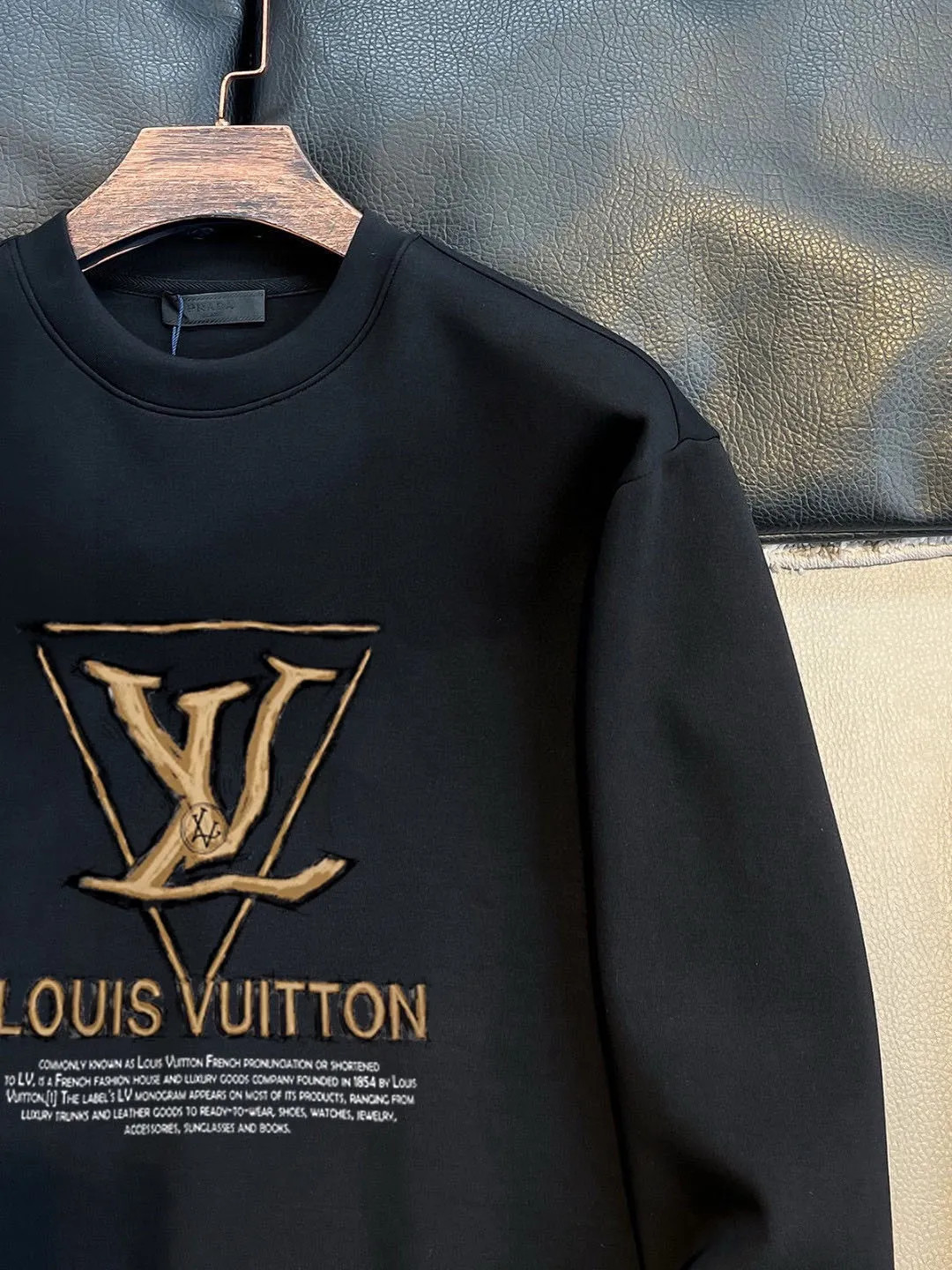 🅿️220 brand [LV Louis Vuitton] (good news for fat people) 2025ss autumn latest long-sleeved round-neck sweatshirt, on sale simultaneously on the official website. Refreshing and breathable. Made of top Tencel Roman. Comfortable and soft. 3D three-dimensional clarity. Super fashion sense. Great for gifting and keeping for yourself. Size: M-5XL (can wear up to 220 pounds)